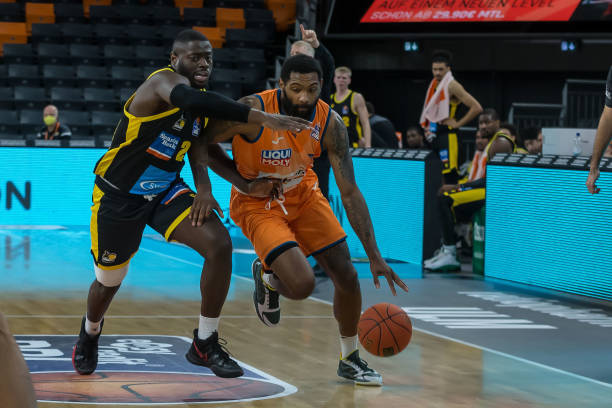 用琼斯牵制 用琼斯牵制